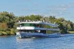 Schiffrundfahrt auf der Mosel, nach der Ausfahrt aus der Schleuse und der R�ckfahrt nach Remich kommt uns das Fahrgastschiff Princesse Marie - Astrid auf der Mosel entgegen. 09.2023