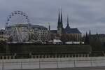 Blick von der Brücke  Pont Adolphe  auf die Kathedrale von Luxemburg, auf der  Place de la Constitution  findet zurzeit ein Weihnachtsmarkt statt.