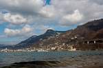 Wellengang am Lac L�man bei Villeneuve am 26.02.2012, mit Bilck auf Ch�teau de Chillon, dahinter Montreux.