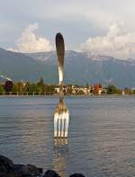 Eine gro�e Gabel steckt im  kleiner See  .....Hier sieht man wie klein er doch ist:-)  Am 25.05.2012 in Vevey am Lac L�man.