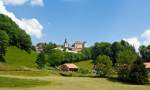 Blick auf Gruy�res (Kanton Fribourg) am 28.05.2012, aus dem Zug von Bulle nach Montbovon.