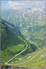 Ausblick von Der Furkapassstrasse hinunter nach Gletsch und auf die Walliser Berge.