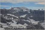 Blick von Lally auf den winterlichen Col de Jaman und den Rochers-de-Naye.