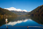   Aus dem Zug heraus am 04.11.2019 in Miralago (deutsch: Seeblick) im Puschlav ein Seeblick über den Lago di Poschiavo hinweg auf die Berninagruppe.