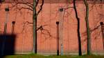Licht(masten) und Schatten in der Mittagssonne am Museum Ludwig in K�ln.