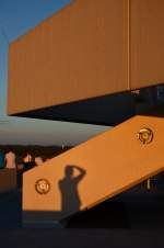 Schattenbild des Fotografen im Licht der letzten Abendsonne am Flughafen K�ln/Bonn.