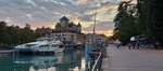 Sonnenuntergang über Annecy, aufgenommen vom Bootanleger am See von Annecy. (Jeanny) 09.2022


