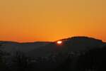 Der farbenfrohe Himmel war mir zu sp�t aufgefallen, somit war die Sonne am 14.02.2023 nahe Wiltz, schon fast ganz hinter dem Wald verschwunden.