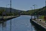 Schiffrundfahrt auf der Mosel, Nach der Einfahrt in die Schleuse von Apach und dem Auff�llen der Scheusenkammer wurden die Schleusentore ge�ffnet und unser Schiff kann die Reise auf der Mosel in