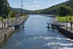 Schiffrundfahrt auf der Mosel, auf der R�ckfahrt nach Remich, ist unser Schiff wieder in die Schleusenkammer der Schleuse von Apach eingefahren und die Schleusentore werden geschlossen.