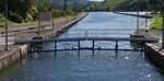 Schiffrundfahrt auf der Mosel, Nachdem die Schleusentore geschlossen sind kann die Leerung der Schleusenkammer beginnen um den Wasserspiegel rund 4,4 m abzusenken, und die Schiffe ihre Fahrt