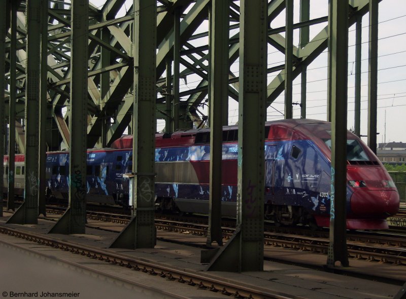 Vielleicht ist dieses Bild vom Werbe-Thalys auf eurer Seite gut aufgehoben. Es ist eingentlich nur ein Notschuss mit einer kleinen Geschichte.
So passiert es fast jedes mal, wenn man �ber die Hohenzollernbr�cke l�uft, dass ein besonderer Zug vorbei kommt, den man  nicht richtig  fotografieren kann, weil die Br�cke selbst im Weg ist. An diesem Tag war es der Thalys und 111 111-1. Aber es ist mir auch schon passiert, dass ich die Kamera gerade eingepackt hatte und mich die M�rklin 120 159 �berholt oder ein Thalys die Sicht auf den �berf�hrungszug mit Niederl�ndischen Wagen und einer Kasten 110er versperrte.