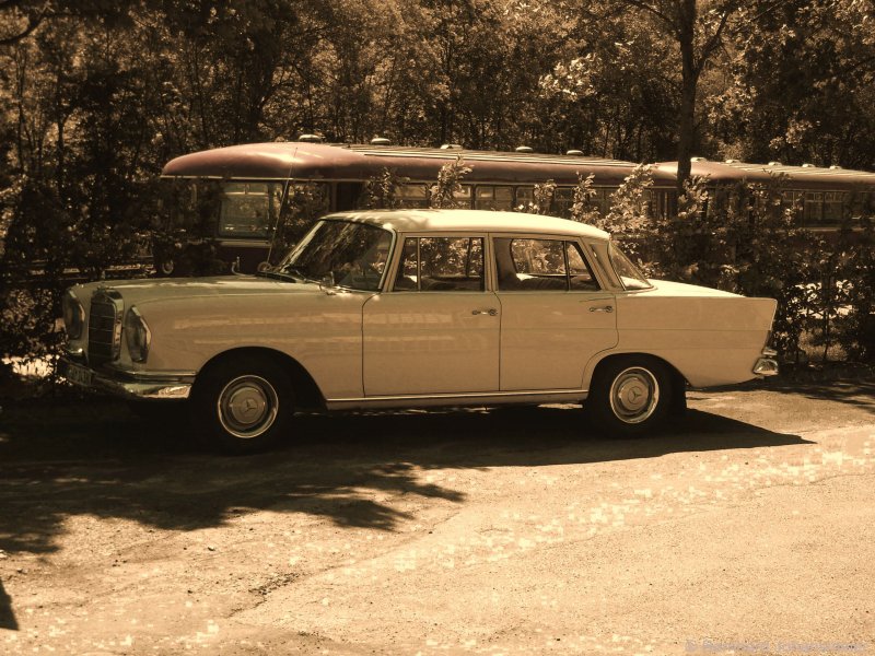 Wann ist wohl dieses Bild entstanden? Es k�nnte aus den 60er oder 70er Jahren stammen, doch ich habe es im Mai 2009 fotografiert und nachbearbeit. Ein Oldtimer parkt am BW Gerolstein vor einem Schienenbus der Vulkan Eifel Bahn. Diese f�r heute kuriose Konstellation konnte ich mir nicht entgehen lassen.